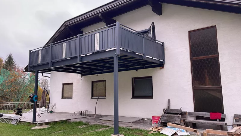 Balkon und Überdachung an einem Haus