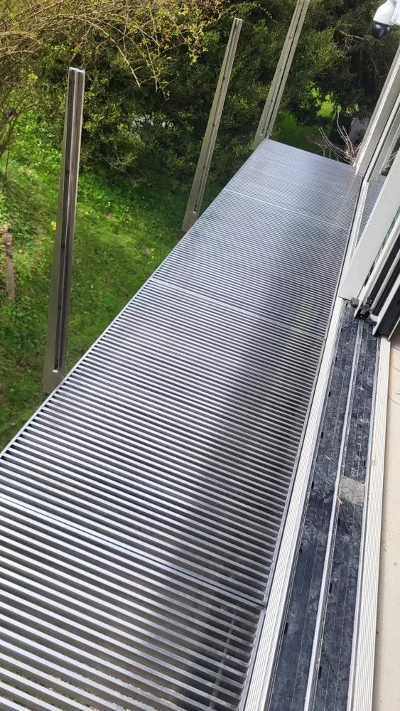 individueller Balkon mit Lamellen