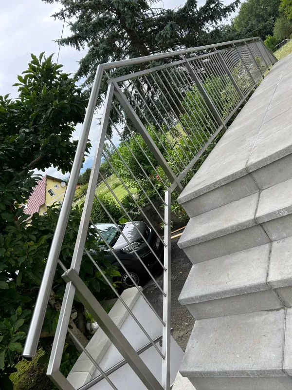 Handlauf und Zaun an Treppe zu Terrasse