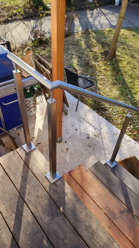 kurzer Handlauf für Terrasse mit Holzboden