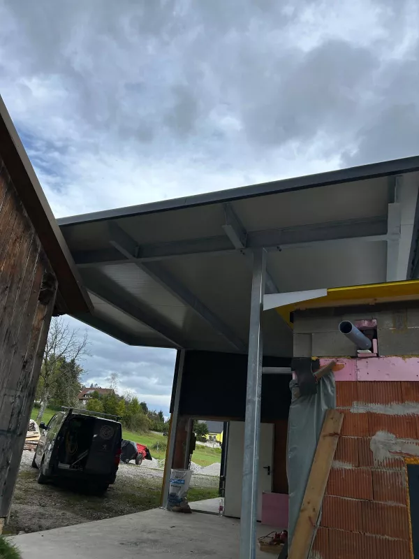 Carport mit Wandpaneelen und Deckenfarbe in RAL Ton