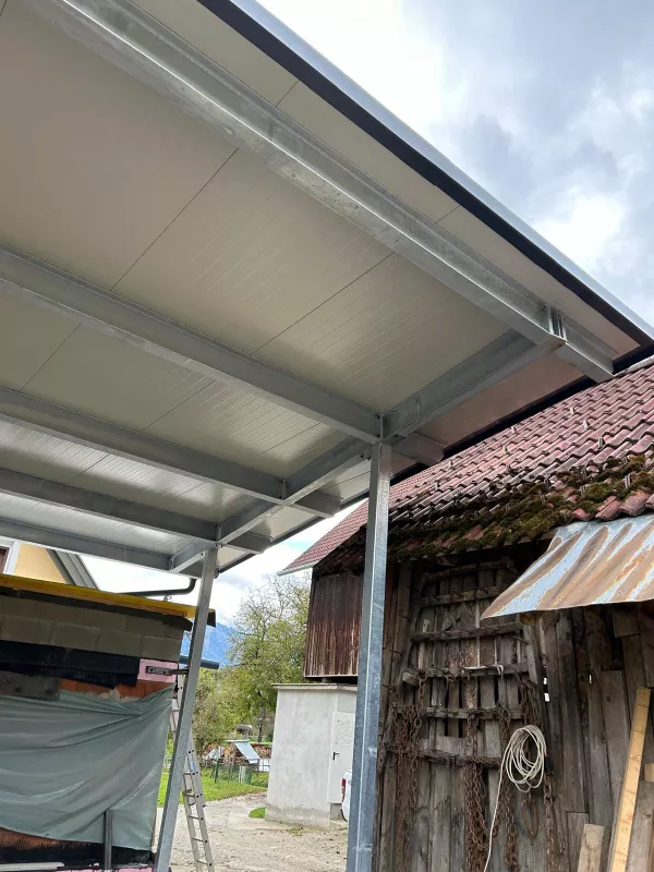 Carport mit Wandpaneelen und Deckenfarbe in RAL Ton