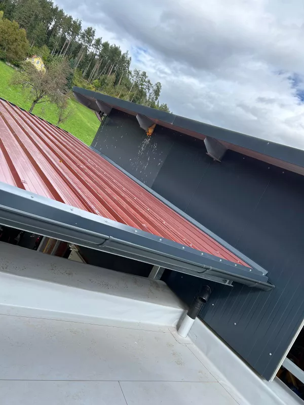 Carport mit Wandpaneelen und Deckenfarbe in RAL Ton