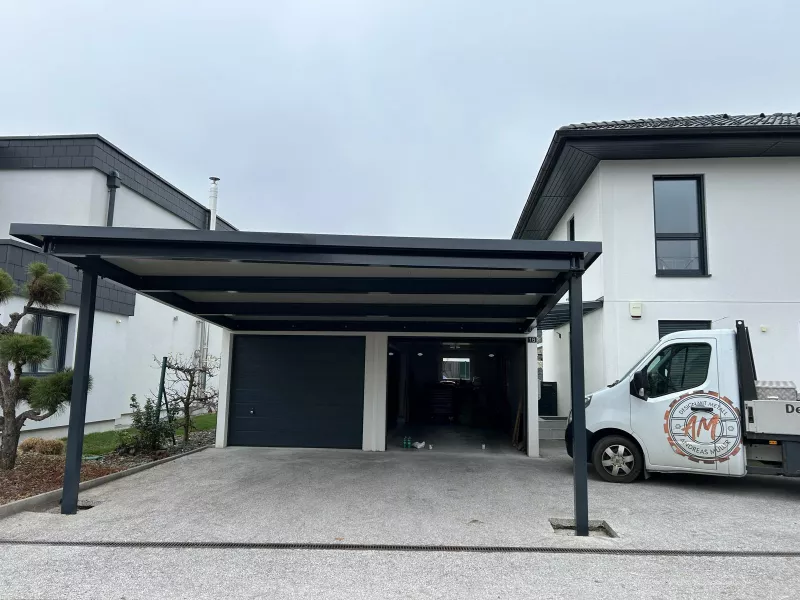 Modernes Carport vor zwei Garagen