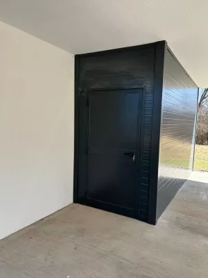 Versperrbarer Raum aus Wandpaneelen für Carport