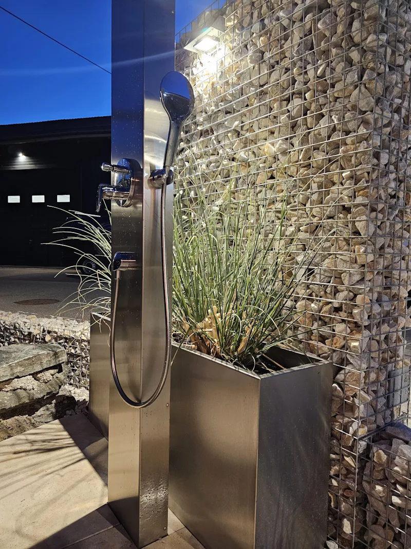 Pflanzbeet aus Nirosta-Edelstahl hinter Gartendusche