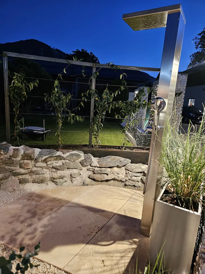 Pflanzbeet aus Nirosta-Edelstahl hinter Gartendusche