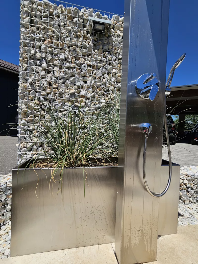 Pflanzbeet aus Nirosta-Edelstahl hinter Gartendusche