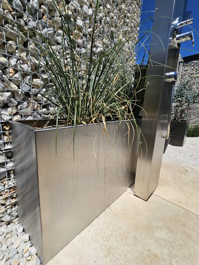Pflanzbeet aus Nirosta-Edelstahl hinter Gartendusche